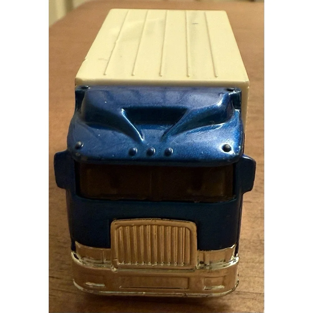 Hotwheels Van De Kamp's Fish-O-Saurs 1991 Hauler Delivery Truck 1:64 Diecast Toy
